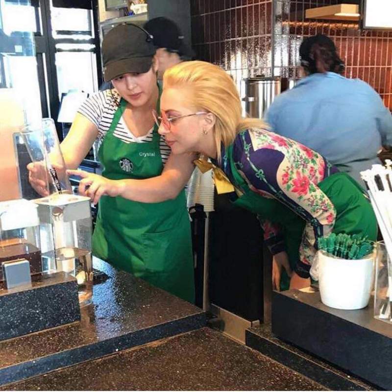 Lady_Gaga_at_Starbucks_Store.jpg