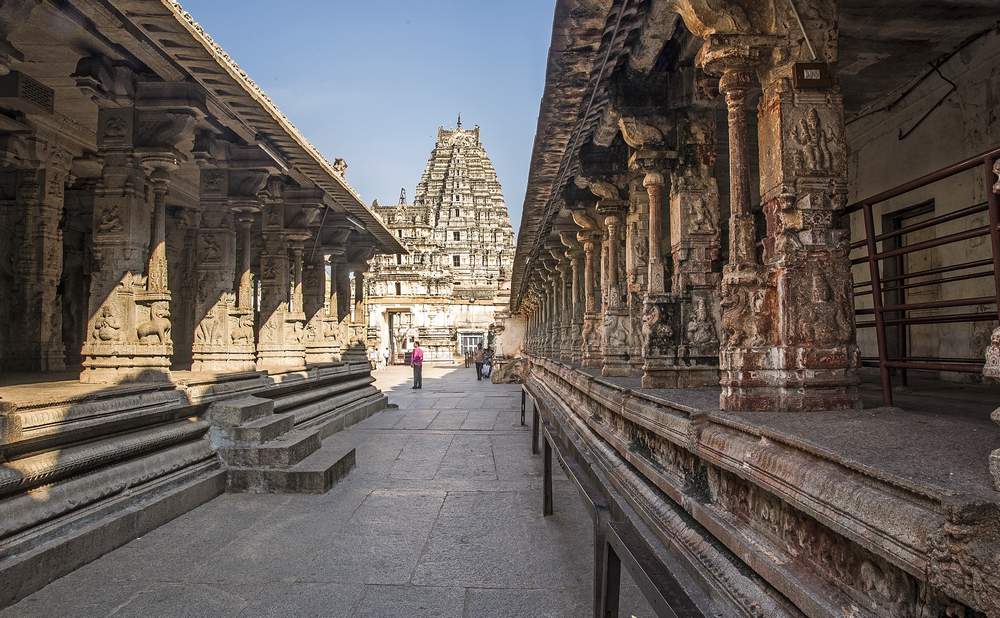 Worship at the Shrine of the Sacred Virupaksha Linga in Virupaksha Pampapathi Temple, Hampi